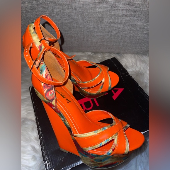 NWT
Alba
Orange Print Selina Heel/ Wedges - Picture 13 of 16